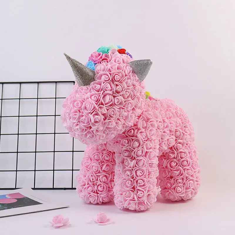 Unicorn Floral din Trandafiri de spuma  ambalat in cutie, cu led de lumini