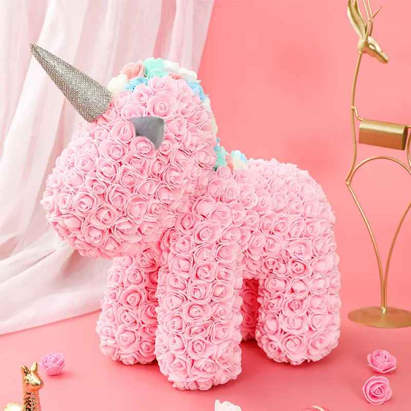 Unicorn Floral din Trandafiri de spuma  ambalat in cutie, cu led de lumini