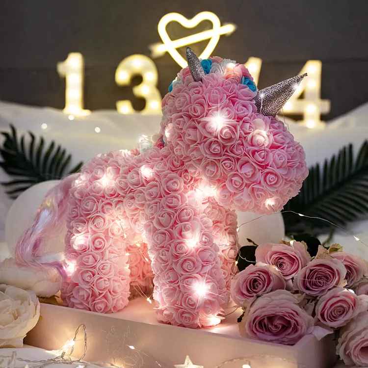 Unicorn Floral din Trandafiri de spuma  ambalat in cutie, cu led de lumini