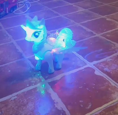 Unicorn ce canta si lumineaza